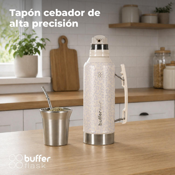 Set matero termo de acero inox 1,2 L con vaso y tapa en estilo moderno sobre mesa de madera.