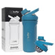 Shaker vaso de proteína térmico en color azul verdí con tapa y bola mezcladora, presentado con su caja.
