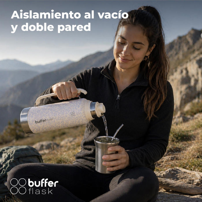 Set matero de acero inoxidable, termo de 1,2Lt con vaso y tapa, en uso en un paisaje montañoso.