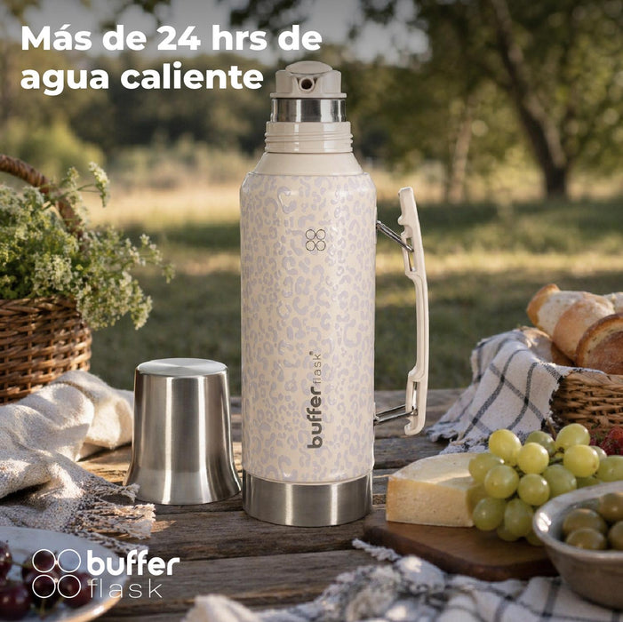 Set matero termo de acero inoxidable 1,2 Lt con vaso y tapa, en un ambiente natural y luminoso.