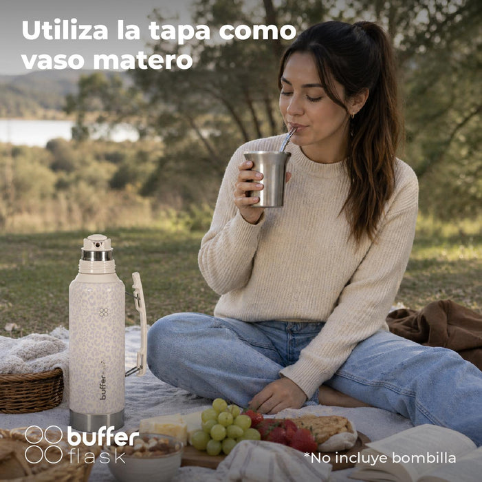 Set matero termo de acero inoxidable 1,2Lt con vaso y tapa, presentado en un entorno natural.